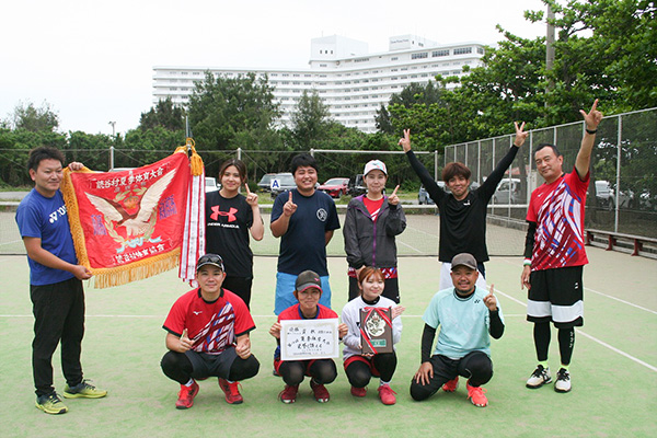 ソフトテニス優勝集合写真